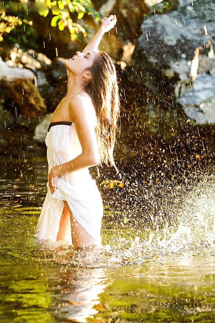 Marie Avgeropoulos in Minsk