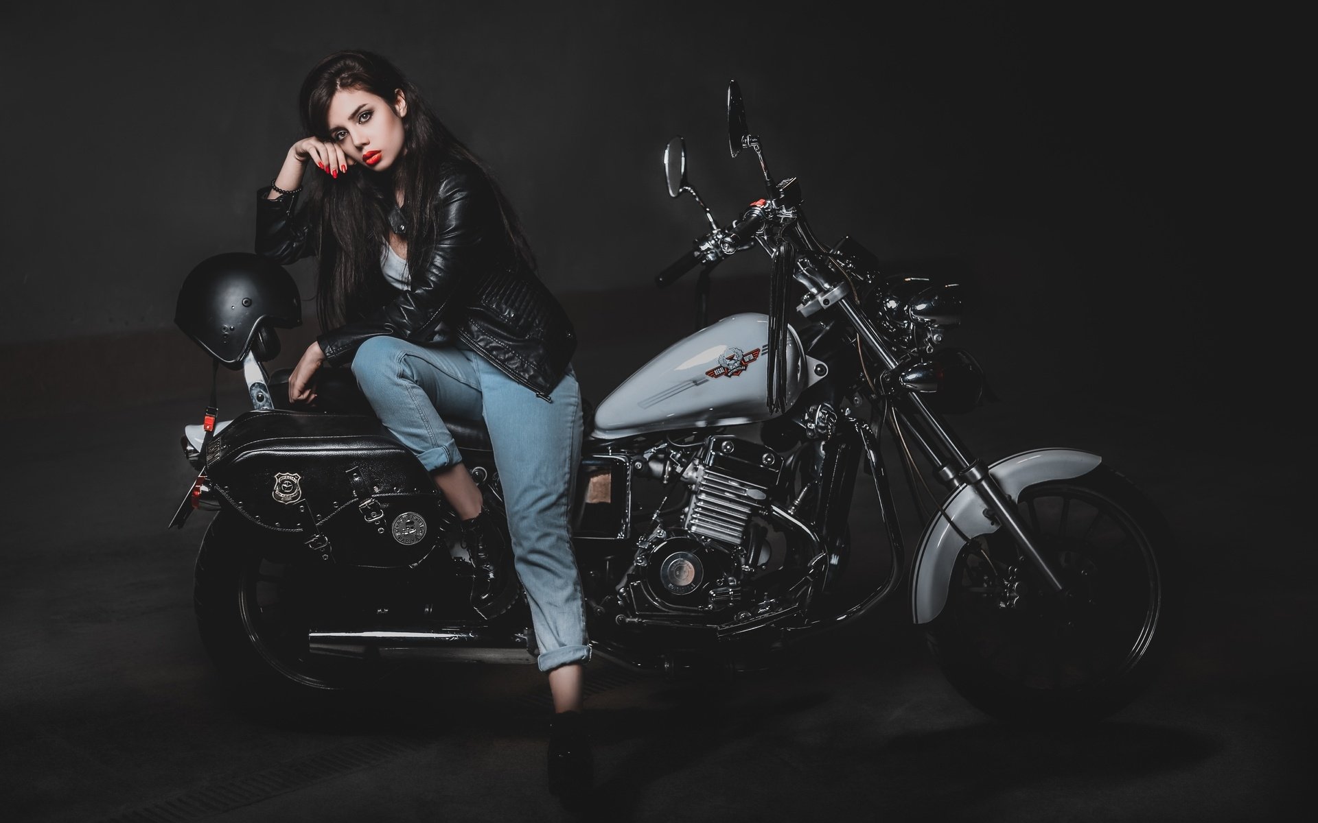 Biker girls: style and drive brings the glow — live moments in Minsk